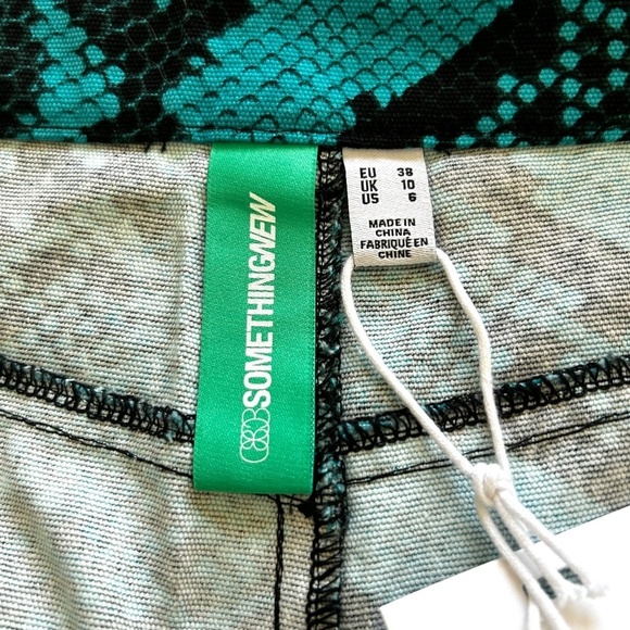 NWT SomethingNEW Kamala Wide Leg Snake Print Pants in Turquoise Blue Size 6 - Picture 4 of 15